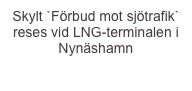 Skylt `Förbud mot sjötrafik`
reses vid LNG-terminalen i Nynäshamn